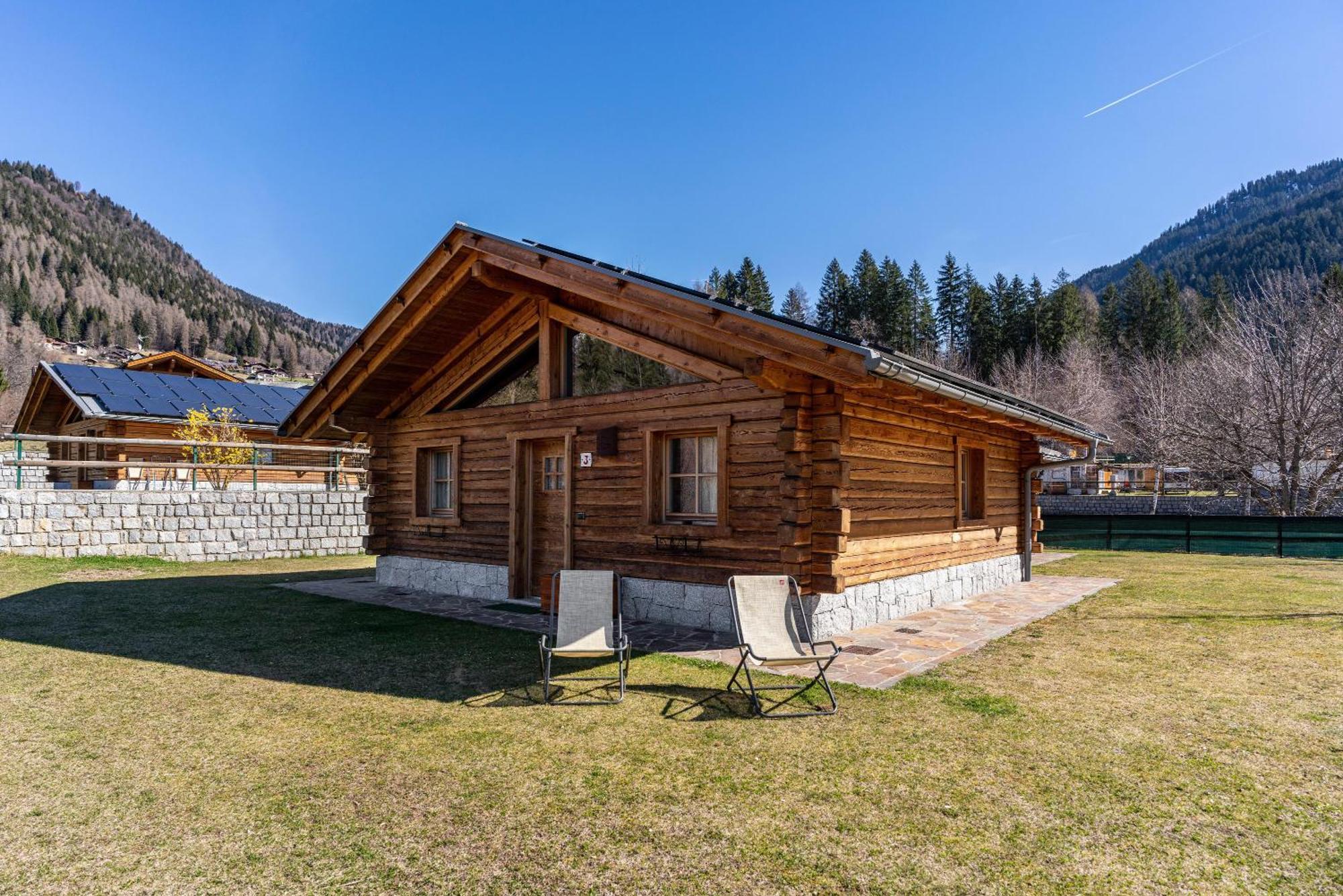 הוילה מדונה די קמפיליו Chalet Camping Fae 3 מראה חיצוני תמונה