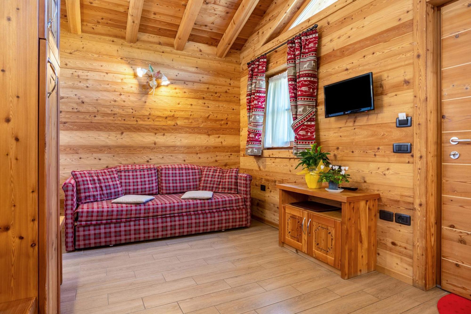 הוילה מדונה די קמפיליו Chalet Camping Fae 3 מראה חיצוני תמונה